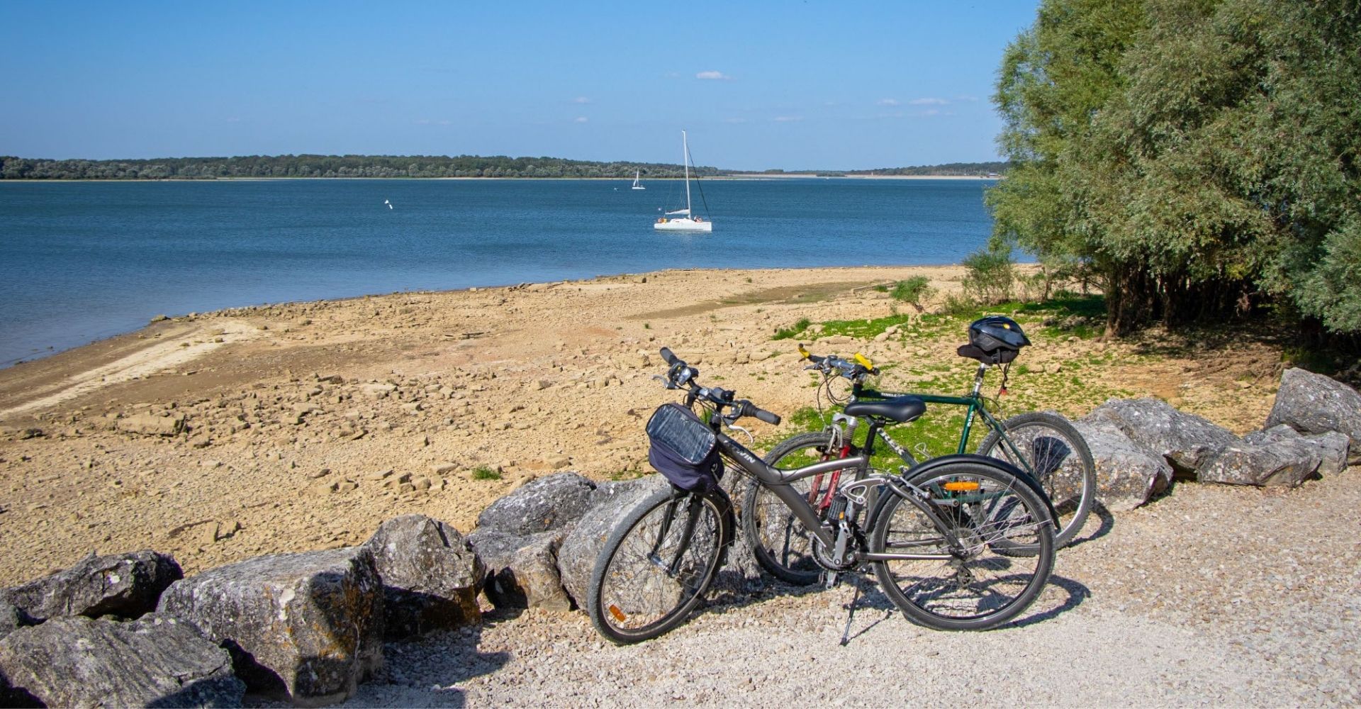 Vélo devant le lac de der proche du camping dans la marne