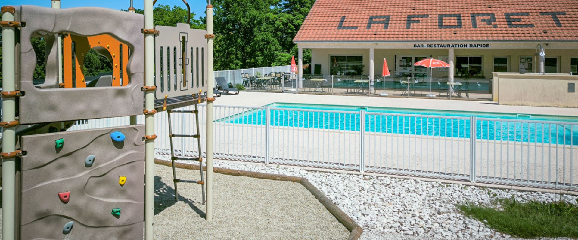 Camping de la forêt piscine et espace de jeux
