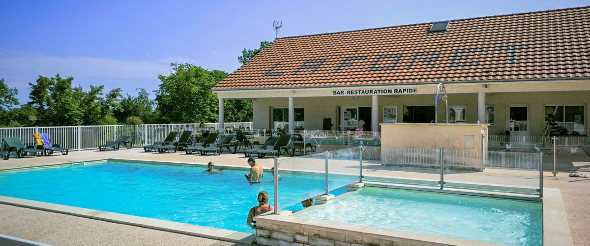 Camping de la forêt piscine et pateaugoire