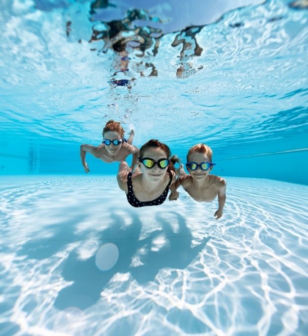 Enfants qui joue dans la piscine du camping