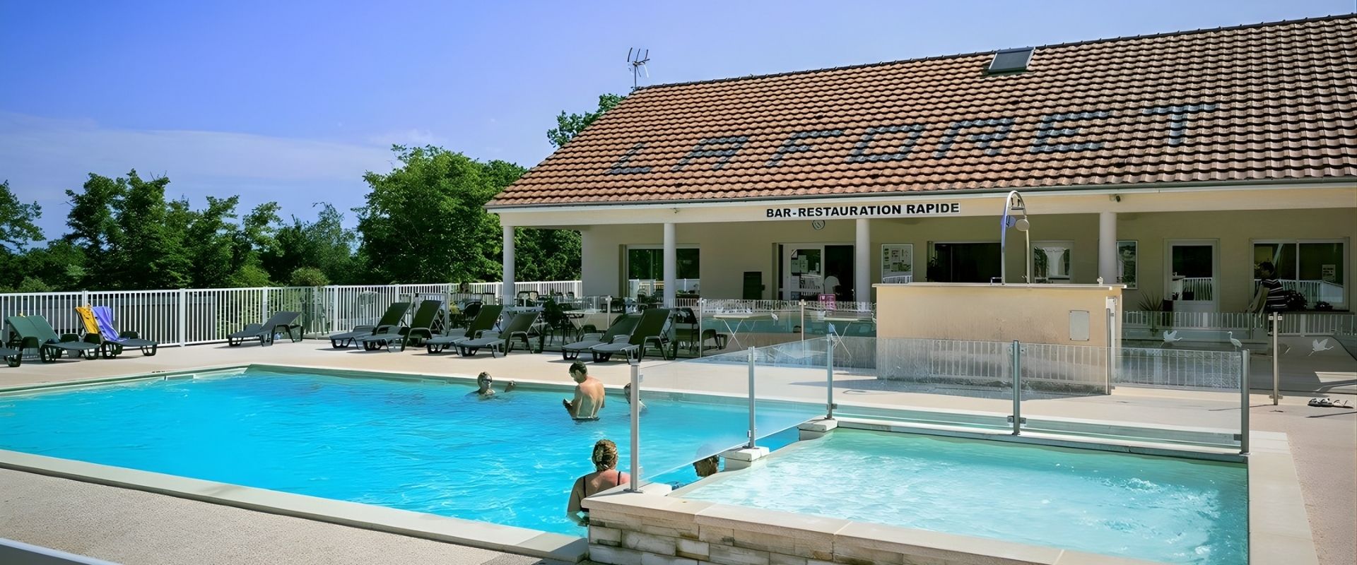 camping avec piscine et pateaugoire